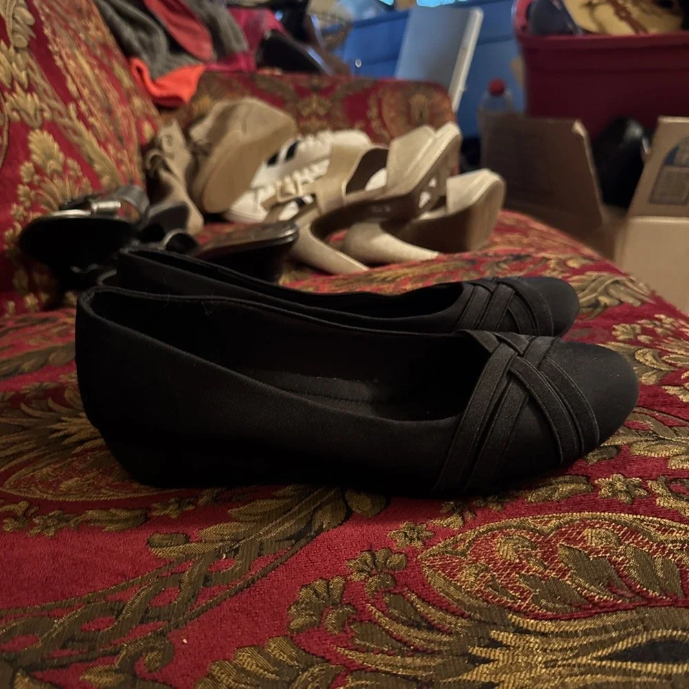 FOREVER COMFORT Women's Black Slip On 1.5